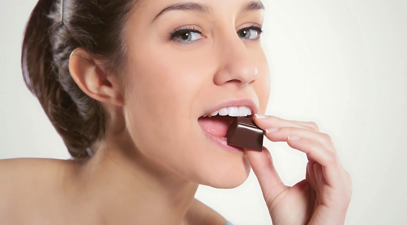 Non bisogna lavare i denti subito dopo aver mangiato il cioccolato